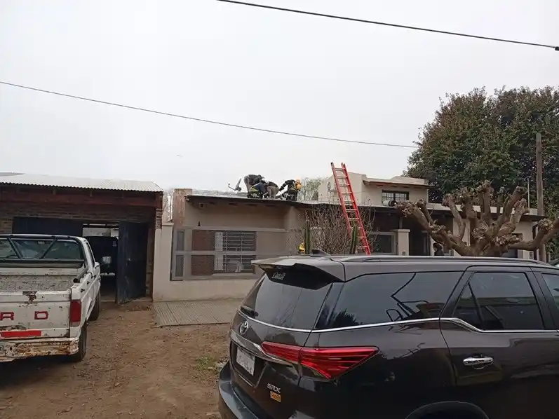 Bomberos lograron extinguir rápidamente las llamas.