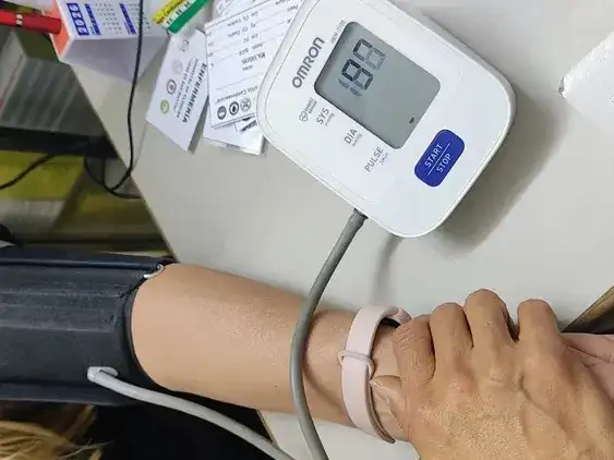 La medición periódica de la presión arterial permite detectar la hipertensión, una enfermedad que muchas veces no presenta síntomas.