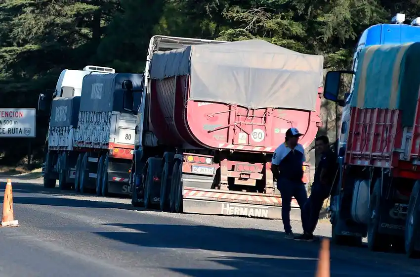 Transportistas de cargas levantaron la medida de fuerza tras acordar aumento de tarifa con el Gobierno