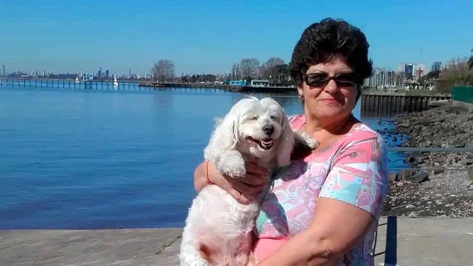 Junto a su perrita. Que ya no está físicamente, pero si en el permanente recuerdo