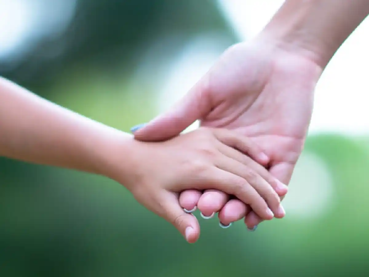 Familia monoparental: autorizan a una mujer soltera a adoptar una niña de tres años