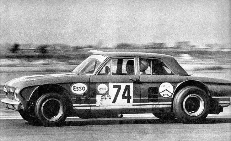 Revolucionario. El concepto del Ford Falcon con el que debutara Carlos Lole Reutemann, en el Turismo Carretera