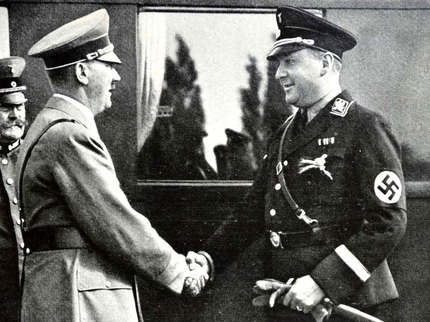 Ricardo Walther Darré junto a Adolf Hitler. Nacido en Buenos Aires, fue ministro de Alimentación y Agricultura del Reich y dirigió la temida Oficina de la Raza y Reasentamiento. Foto: Grosby