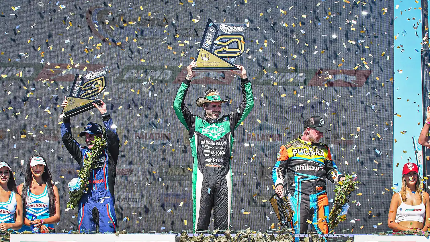 El podio de Paraná, con Castellano entre Yannantuoni y Teti. (Foto de www.apat.org.ar).