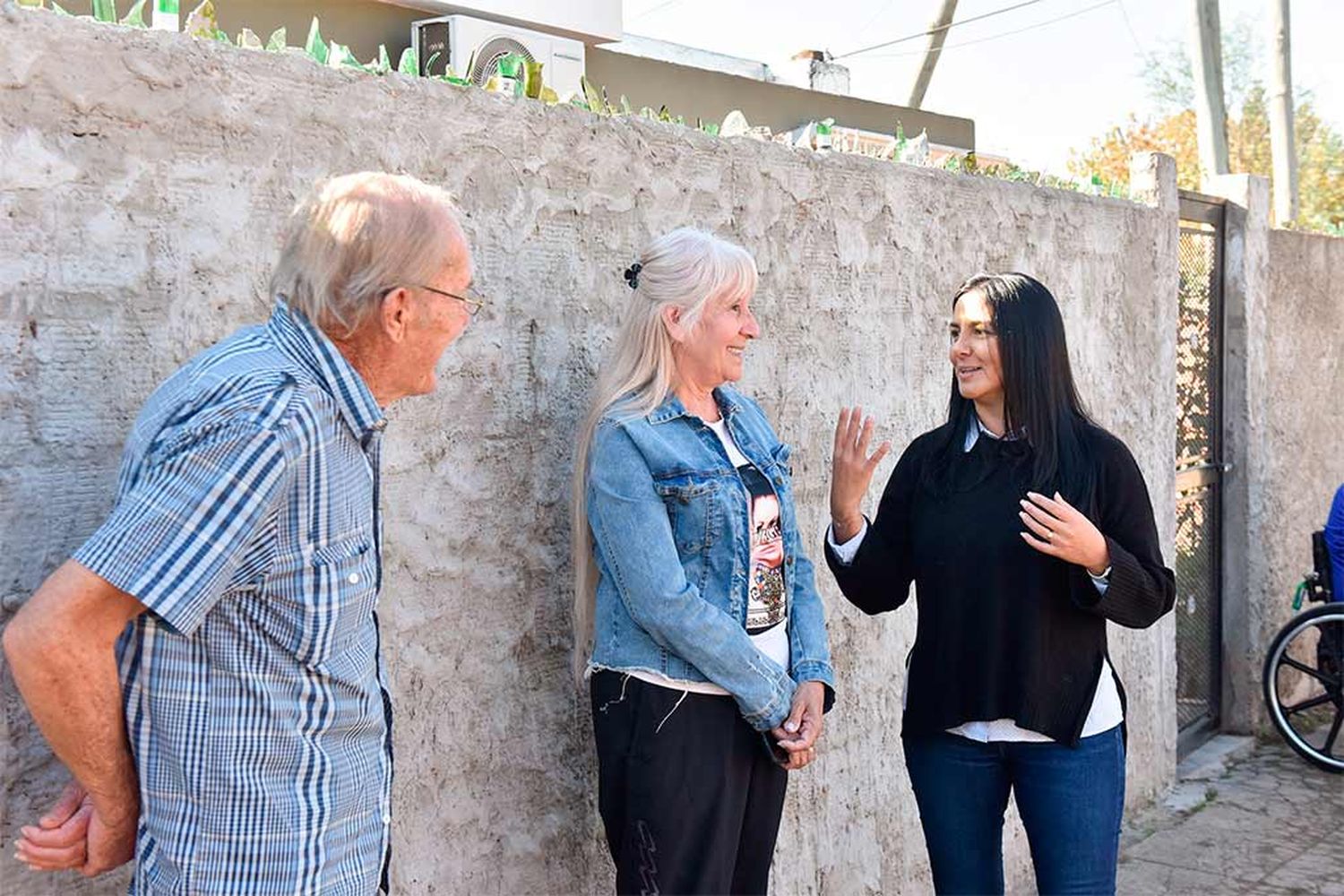 Malvinas Argentinas: Noelia Correa recorrió el nuevo pavimento de la calle Lavallol