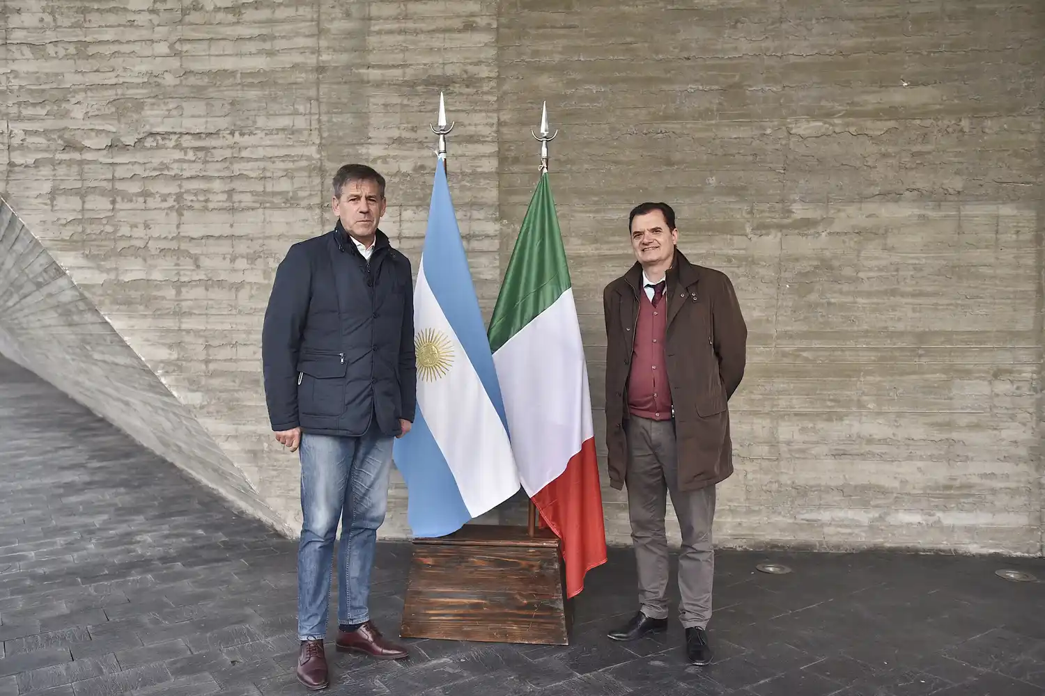 Emilio Jatón recibió al senador de la República de Italia por Sudamérica