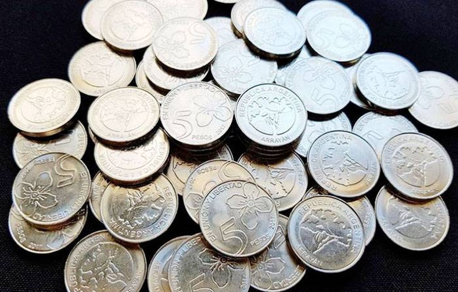 El Banco Central dispuso  un plan de abastecimiento  de monedas de 5 pesos