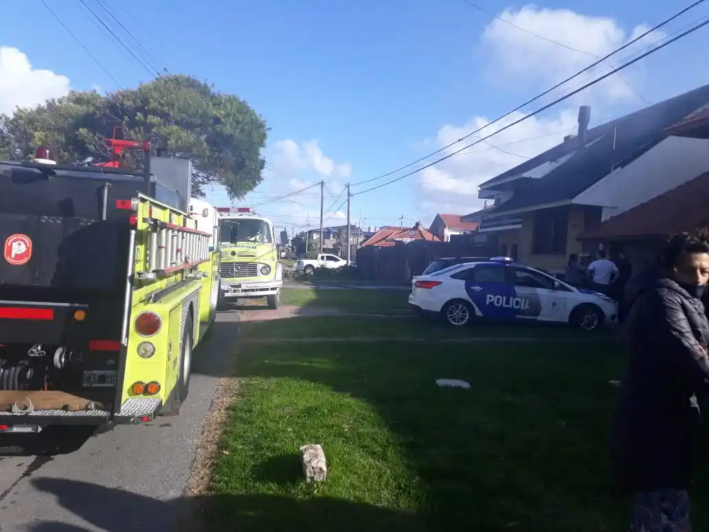 Dos dotaciones de bomberos trabajan en un incendio en Constitución