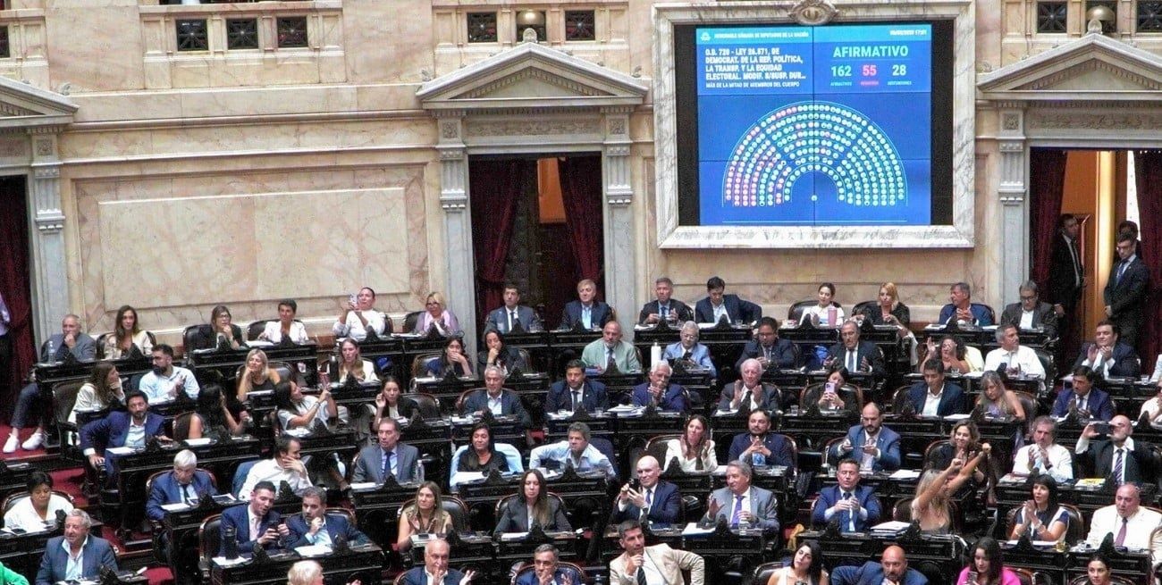 Dos ausentes, una abstención; once votos afirmativos y cinco negativos fueron los votos de los santafesinos durante la sesión en Diputados. Foto: Claudio Fanchi / NA.