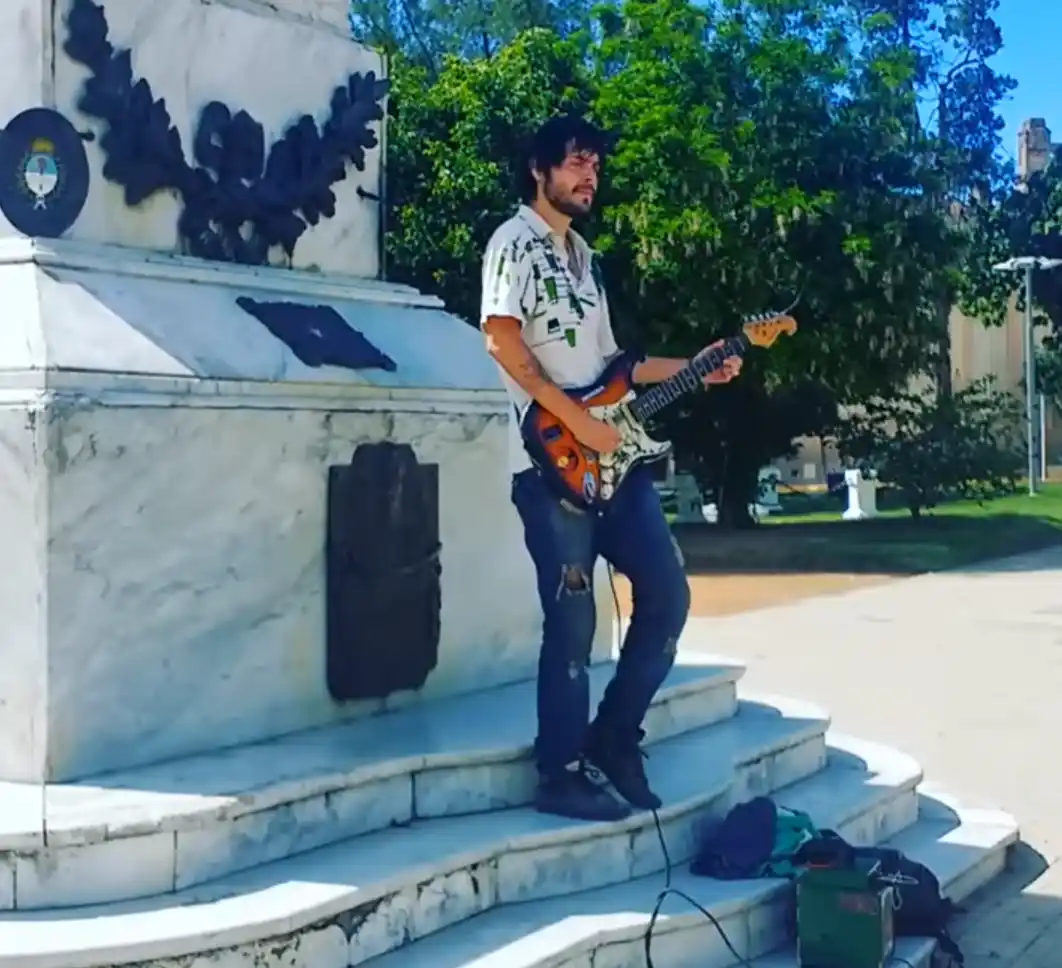 Fidel Martínez, el artista entrerriano que viaja por el mundo con su música