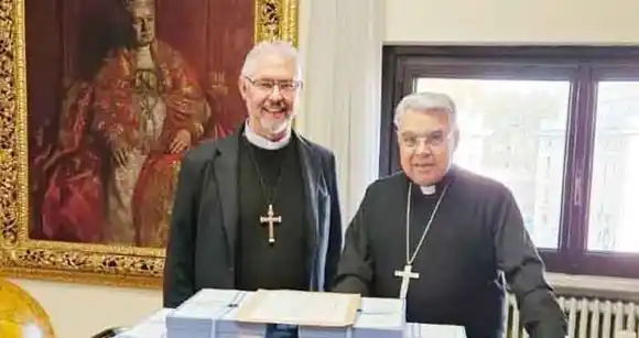 Negro Manuel: Monseñor Scheinig entregó el compendio documental en el Vaticano