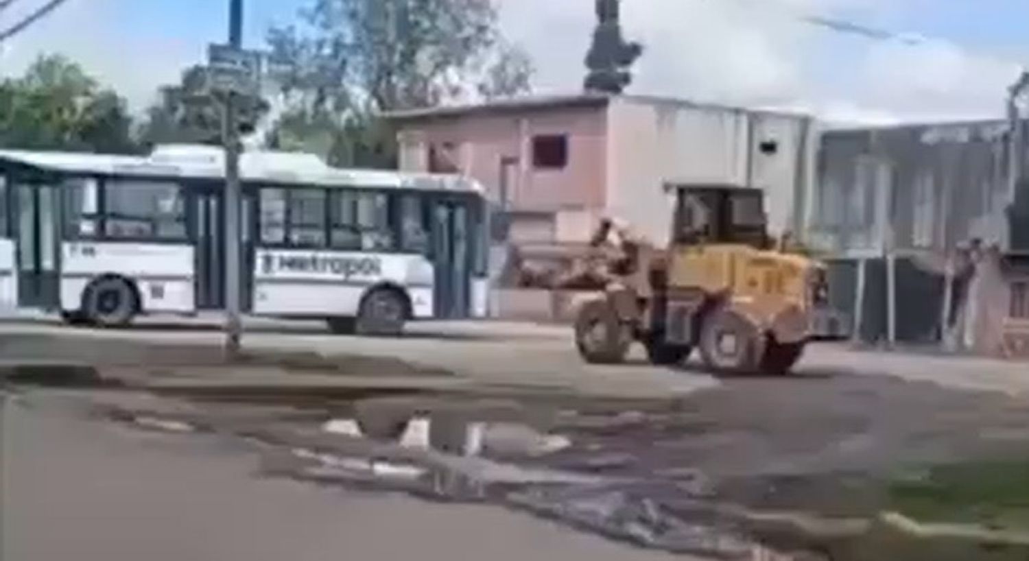 Un hombre atacó a un colectivo con una pala mecánica en José C. Paz: El motivo de la insólita agresión