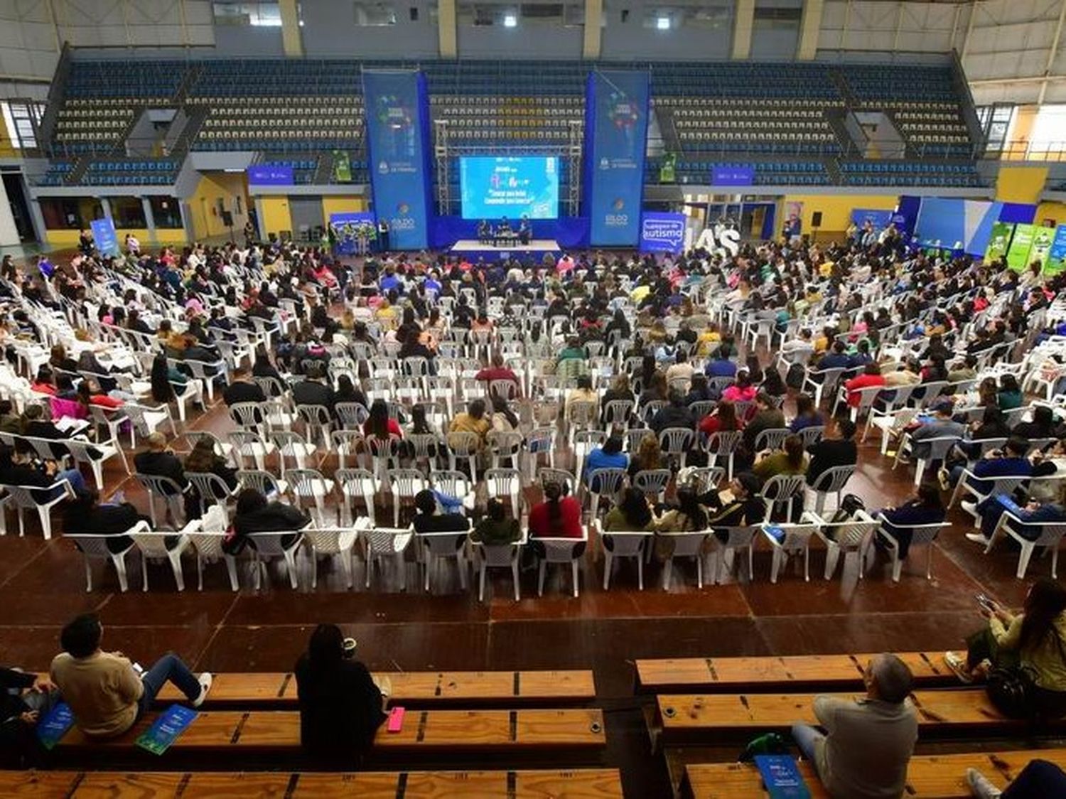 Alrededor de 2.400 personas participaron de una
jornada sobre autismo en el Estadio Cincuentenario