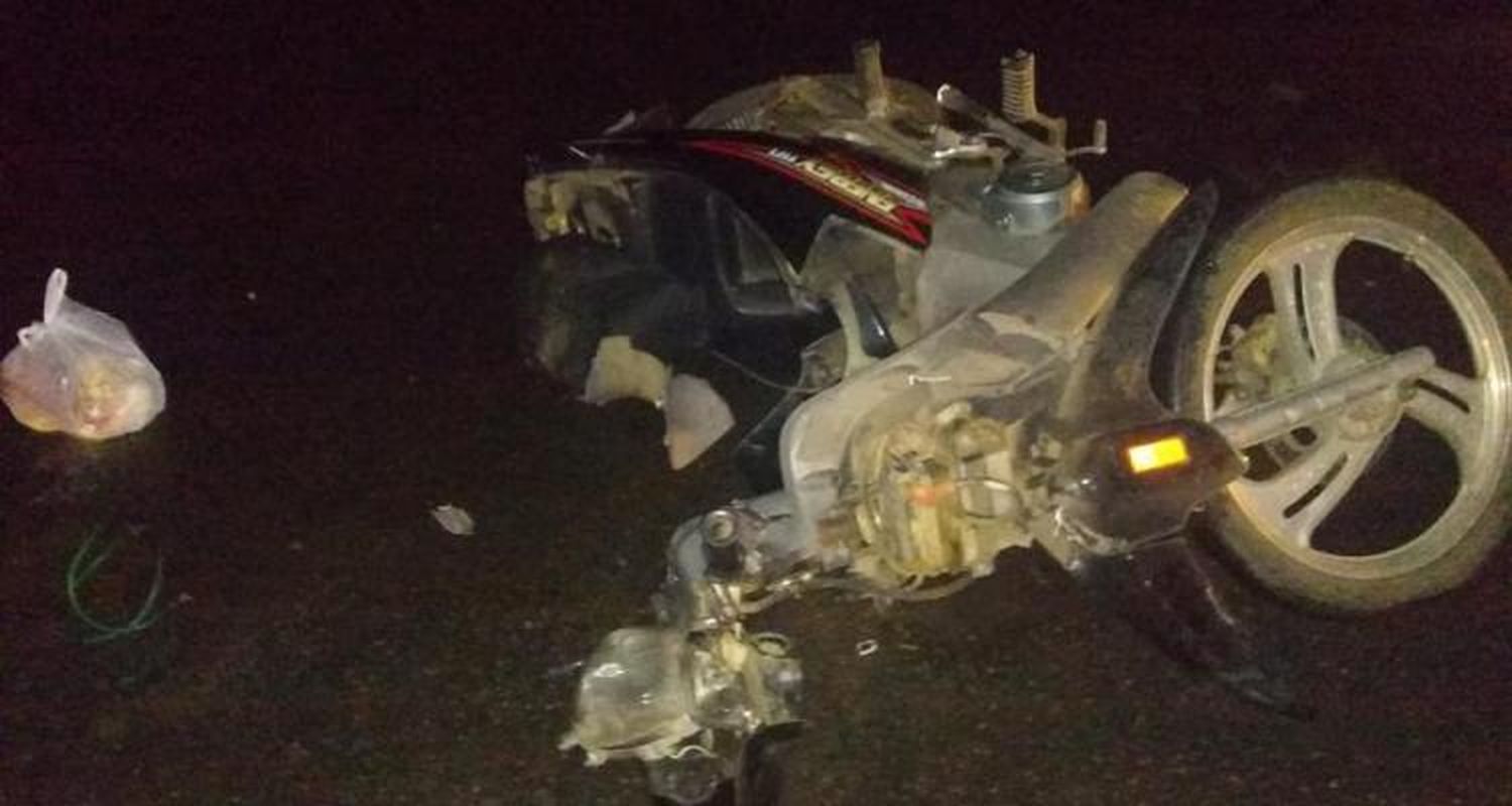 Motociclista chocó contra un auto y fue asistida en el Hospital