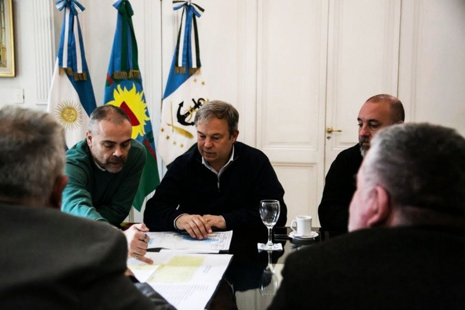 La reunión se llevó a cabo en el edificio municipal.