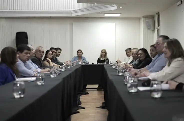 Pasó a un cuarto intermedio la audiencia entre los docentes y el gobierno por errores de haberes y descuentos