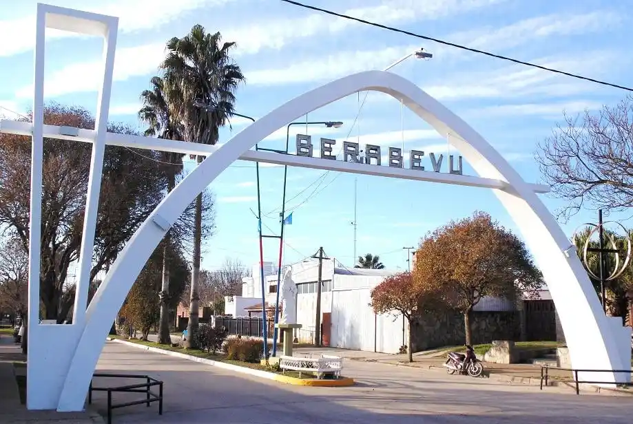 Las personas imputadas fueron detenidas en una vivienda en la que se secuestraron un trozo y envoltorios con cocaína, balanzas de precisión y otros elementos utilizados para fraccionar estupefacientes. El inmueble está ubicado en las proximidades de una cancha de fútbol.