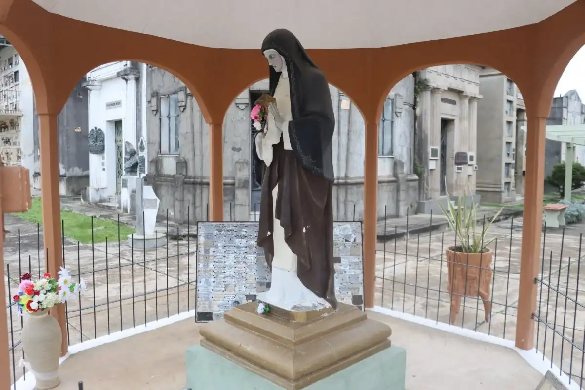 Inician la restauración de la imagen de Santa Clara en el Cementerio Norte
