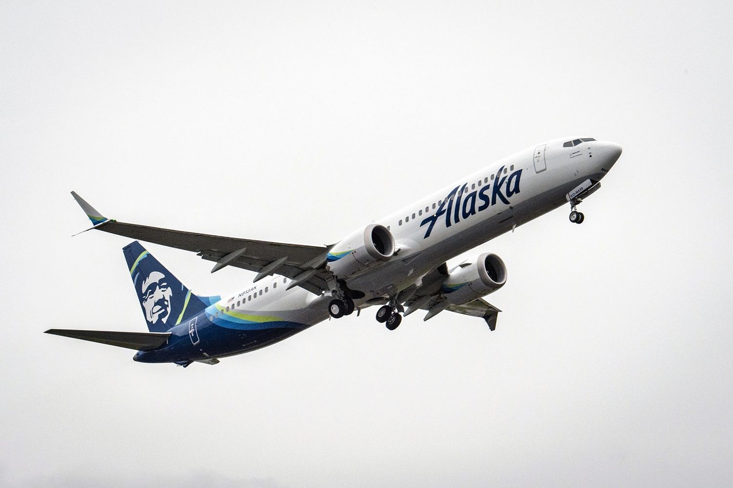 Un Boeing 737 MAX de Alaska Airlines pierde una puerta de emergencia en pleno vuelo: Esto sabemos