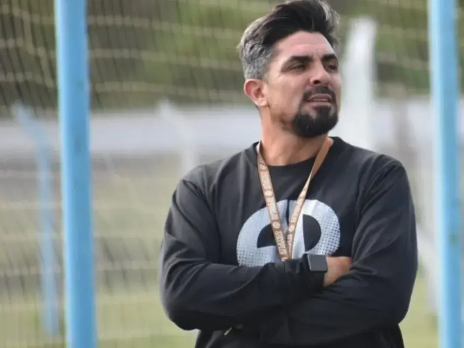 Franco Mendoza, DT de la Crema, trabaja para definir en mejor 11 titular posible para visita a Colegiales.Foto:AR