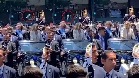 El botellazo pasó a escasa distancia de la cabeza del libertario Javier Milei.