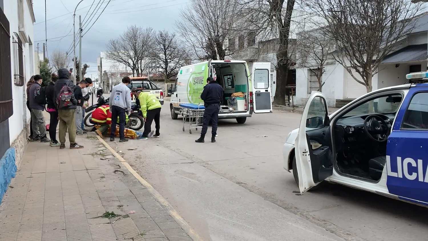 Choque entre un auto y una moto en una esquina semaforizada de Necochea