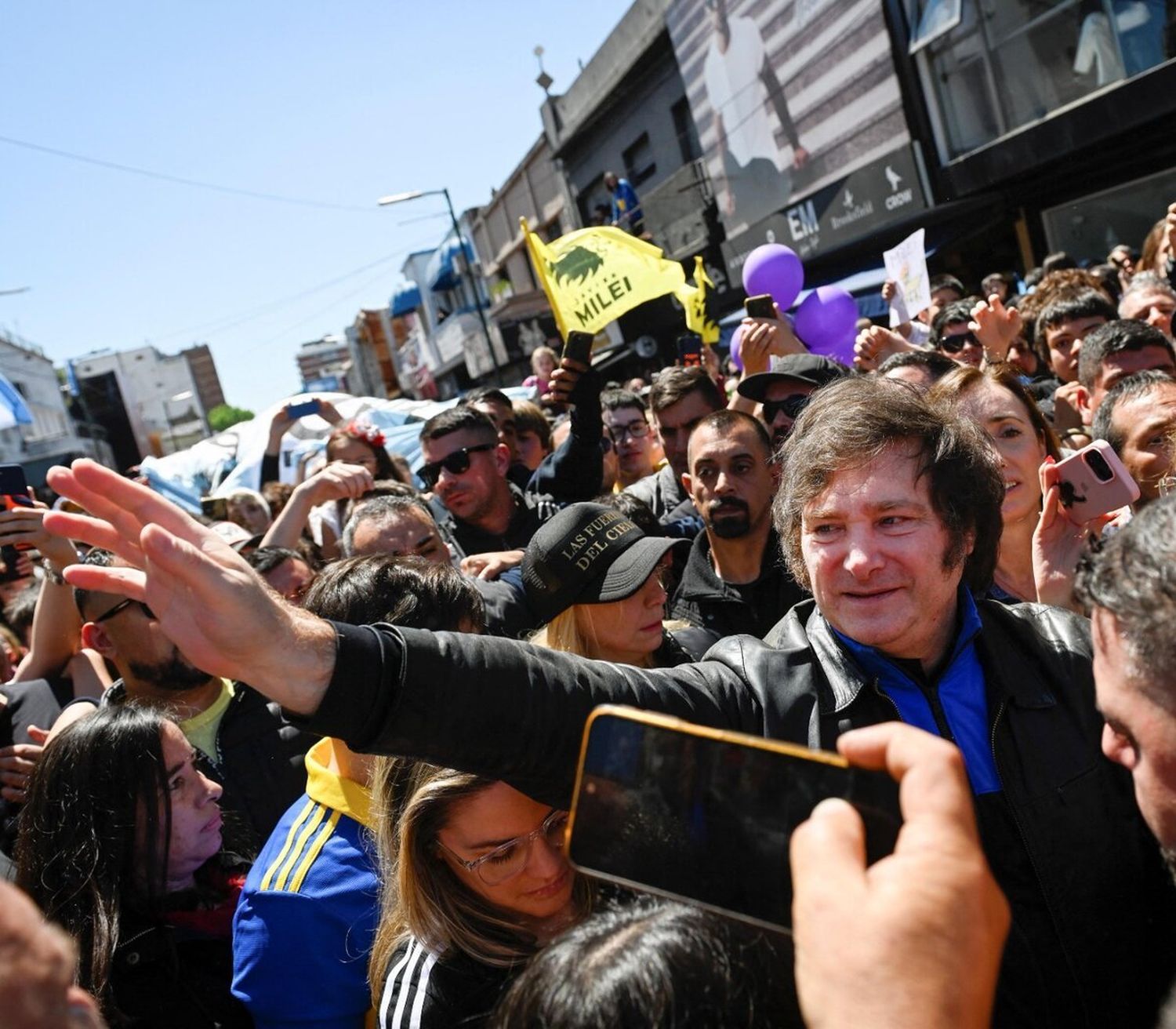 Milei, durante una de sus recorridas por la Provincia de Buenos Aires.