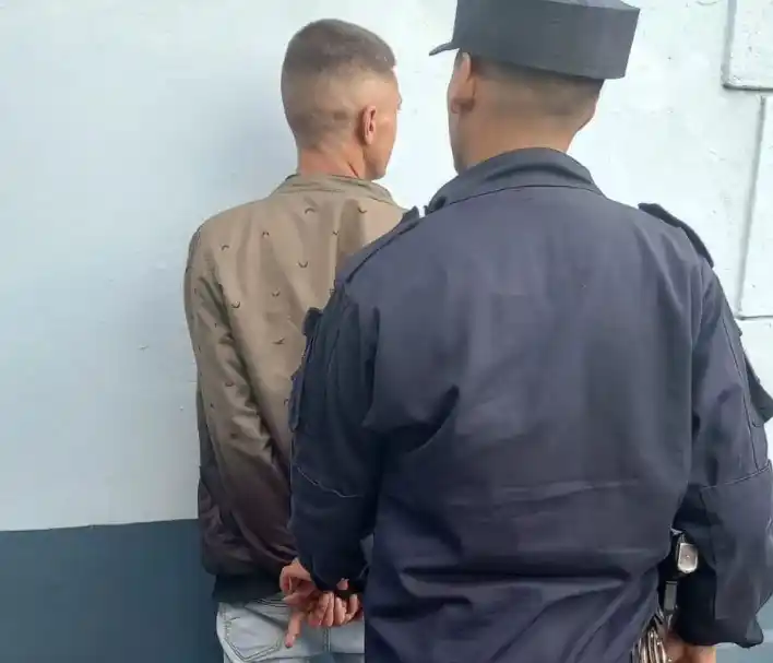 Detuvieron a un hombre con un arma larga, se puso violento y provocó destrozos