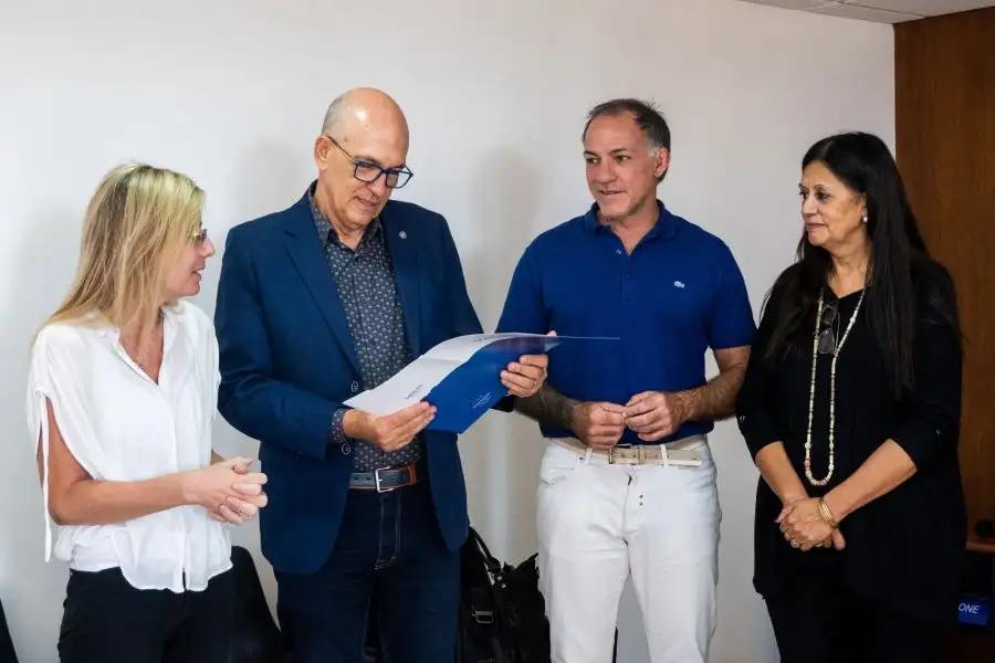 Debloc entregó aportes a establecimientos educativos