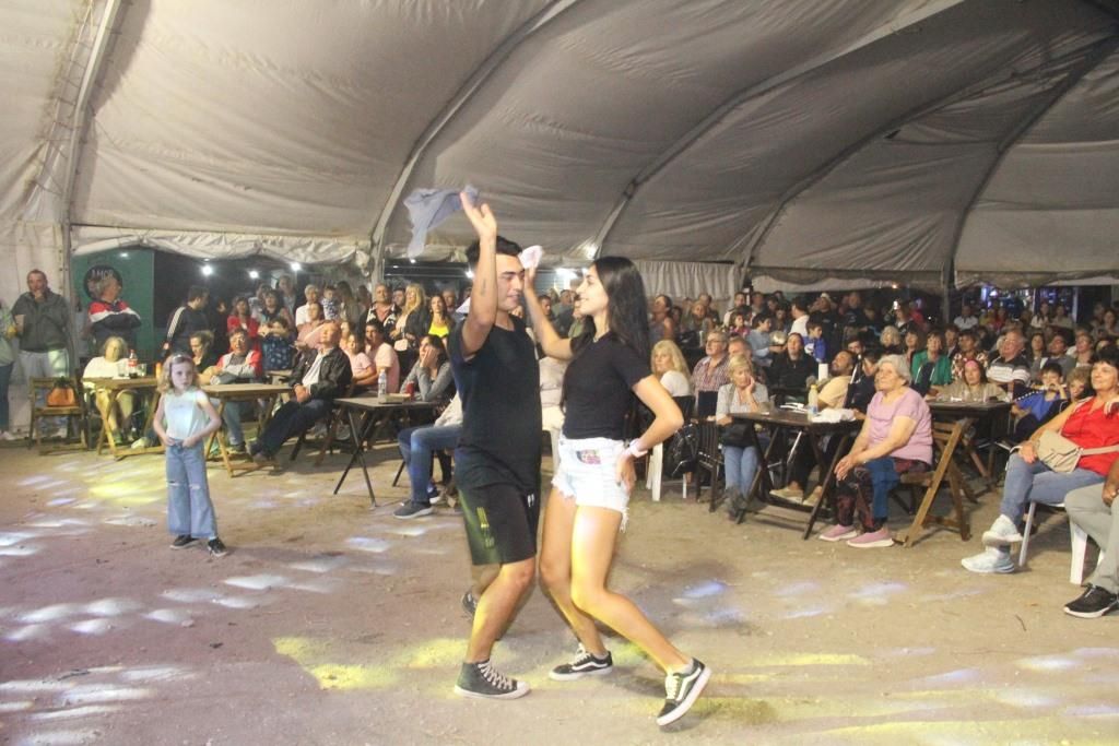 Noche de Folklore a carpa llena