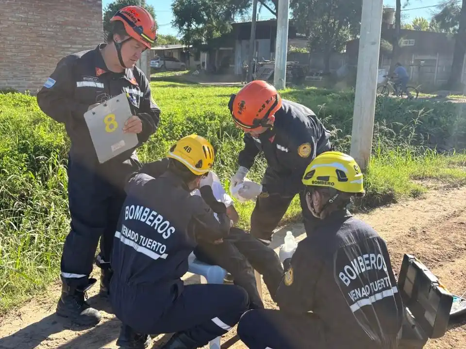 Bomberos atendieron al menor herido.