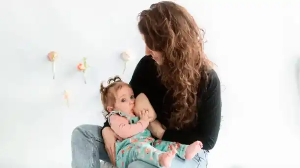 Tuvo cáncer de mama, se operó y temía no ser madre, pero nació Elena y cumplió el sueño de amamantarla