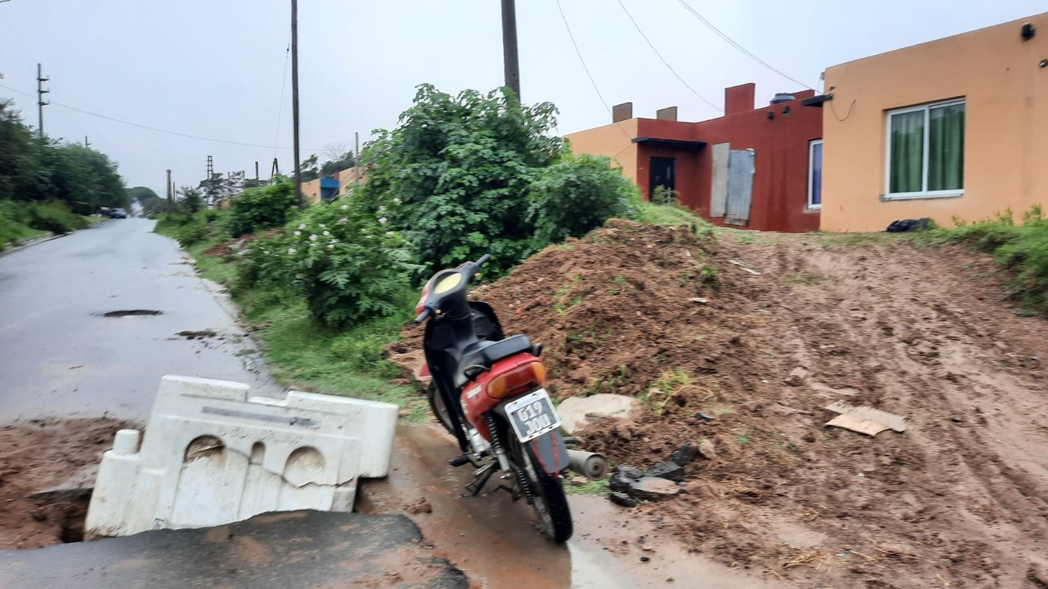 84 viviendas: dos meses sin que el municipio y la empresa expliquen qué hicieron con el dinero y los materiales