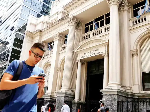 El Gobierno recibirá el segundo desembolso del FMI y hará una operación de deuda para sumar reservas netas