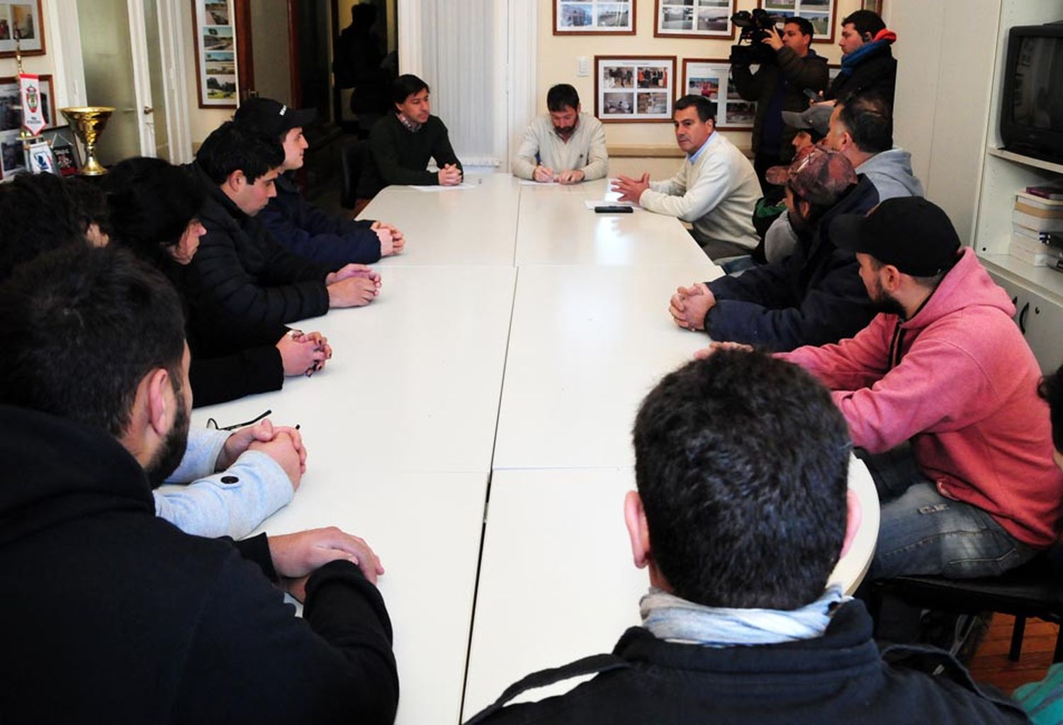 Exobreros de Metalúrgica plantearon su preocupación y desde el Municipio se comprometieron a ayudarlos