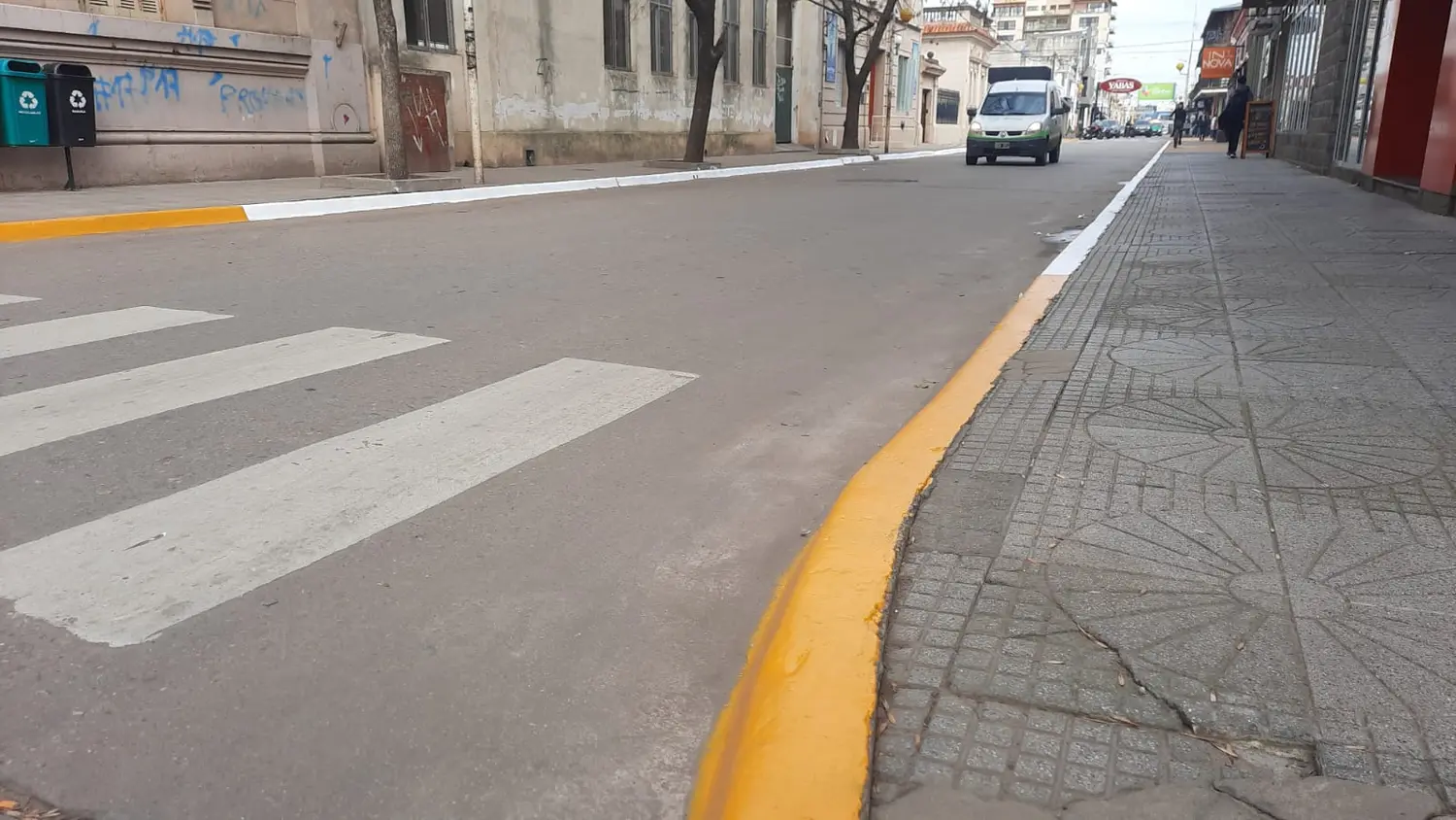 Los cordones, pintados a ambos lados de la calle.