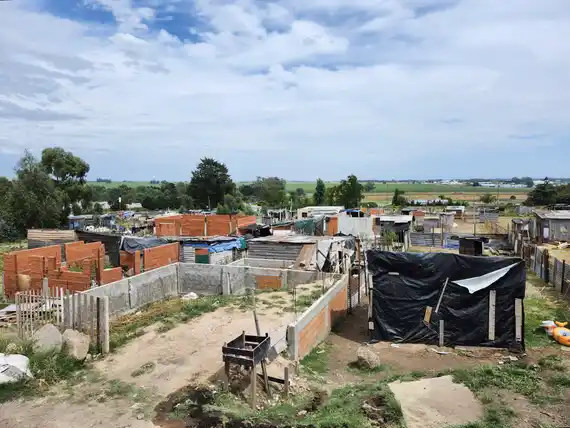 La Facultad de Humanas brindará una charla sobre el barrio popular La Movediza I y el acceso al hábitat