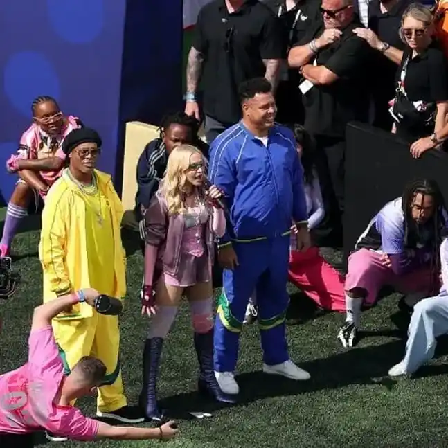 La primera en salir a escena fue Madonna junto a Ronaldo y Ronaldinho