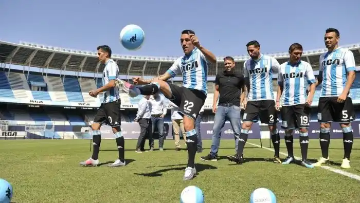 Racing presentó a sus refuerzos con Ricardo Centurión a la cabeza