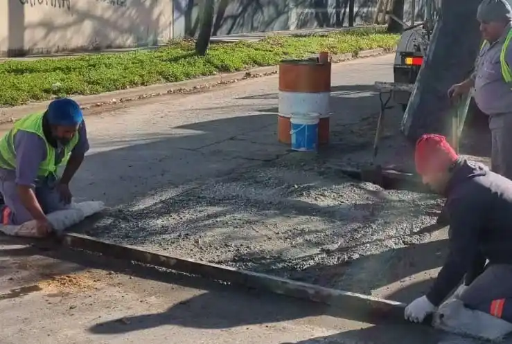 El municipio avanza con un amplio plan de bacheo en distintos sectores de la ciudad