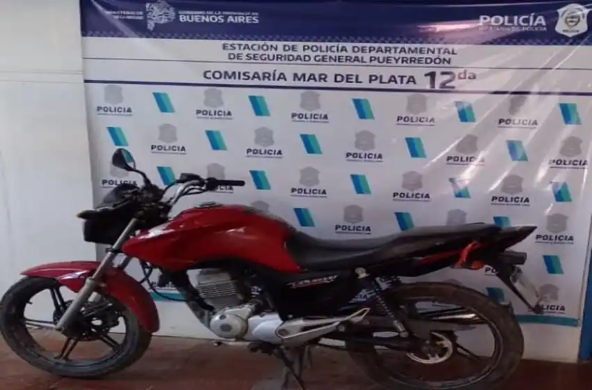 Circulaba en una moto robada, sin casco y luego de una persecución fue detenido