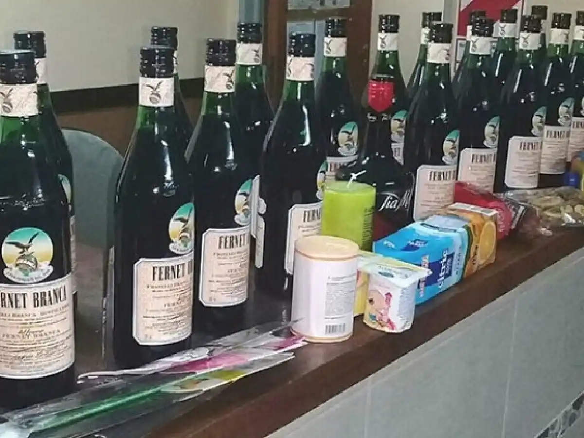 Robó 22 botellas de fernet y lo atraparon porque no arrancó el auto