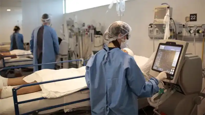 La cantidad de camas de terapia ocupadas creció 56% en la última semana