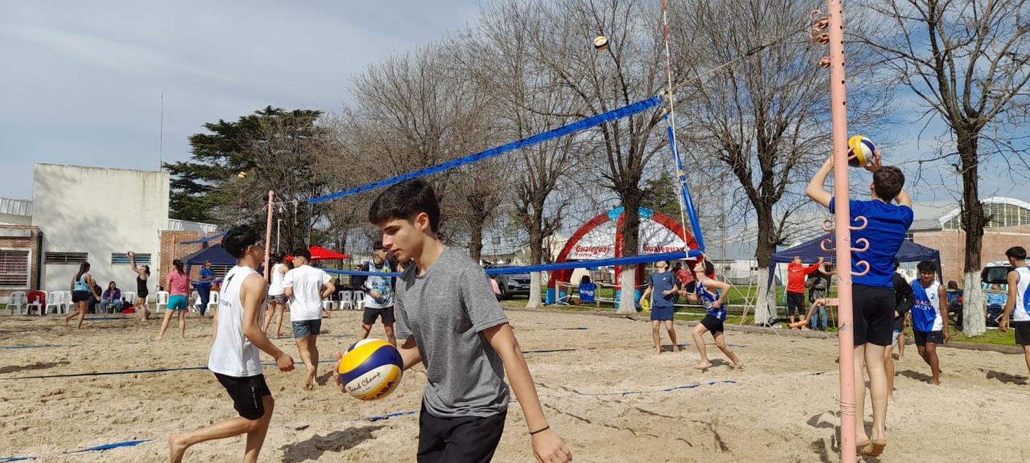 Intensa actividad de Beach Voley con un Campus y torneos para diferentes categorías que tendrán continuidad este domingo.