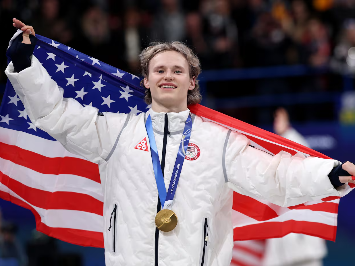 Ilia Malinin ejecutó un salto mortal hacia atrás, conocido como backflip, destreza que estuvo prohibida durante 50 años por su peligrosidad. Foto: REUTERS/Claudia Greco