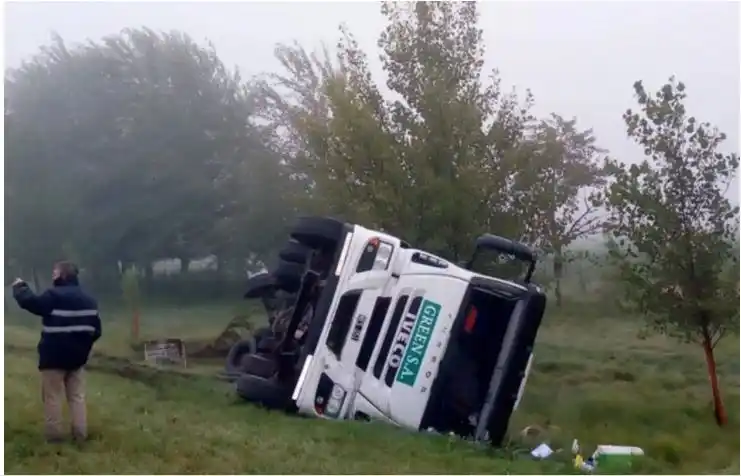 Dos personas fallecidas fue el saldo de un choque entre un camión, un auto y una camioneta
