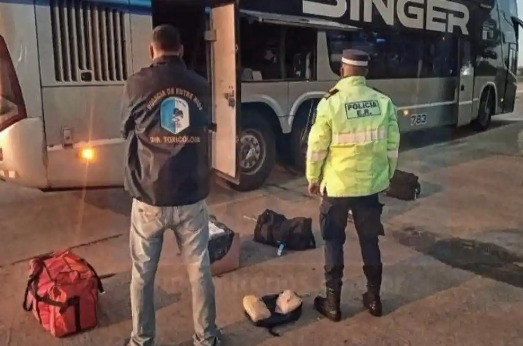 Detuvieron a un hombre que viajaba con dos panes de marihuana en un colectivo