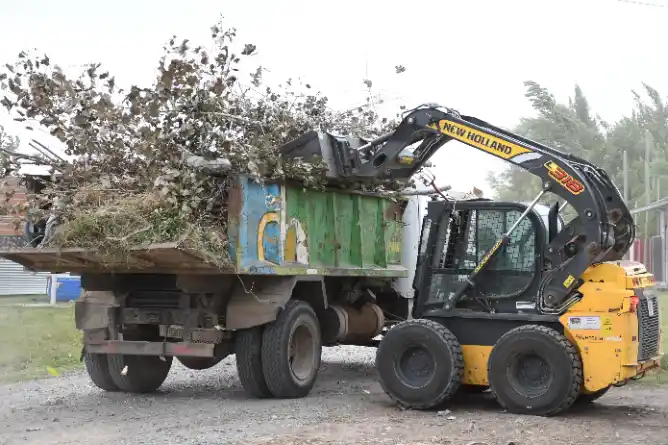 Tareas de limpieza y saneamiento en los barrios San Cayetano y El Hueco