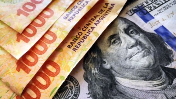 El Gobierno anticipó que lanzará medidas para fomentar el uso de dólares en transacciones domésticas