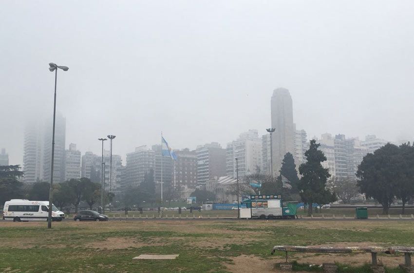 Videos, imágenes y quejas en las redes: el Monumento amaneció rodeado de humo por la quema de pastizales